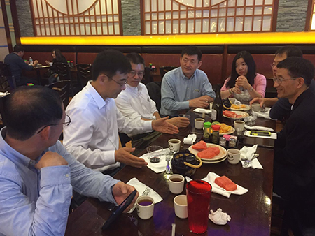 汪俊博士（左4）、刘雯颖博士（左5）、李才博士（左1）、蔡天权博士（左3）和沈东明博士（右1）、李德润博士（右2）一同聆听孙勇奎（左2）院士规划创新梦想