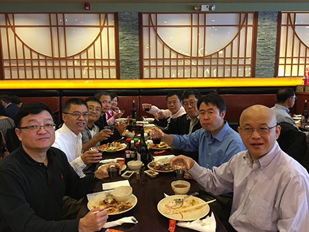 已回国创业的王耀林博士（左1）、杜武博士（右2）和同桌专家分享创业点滴