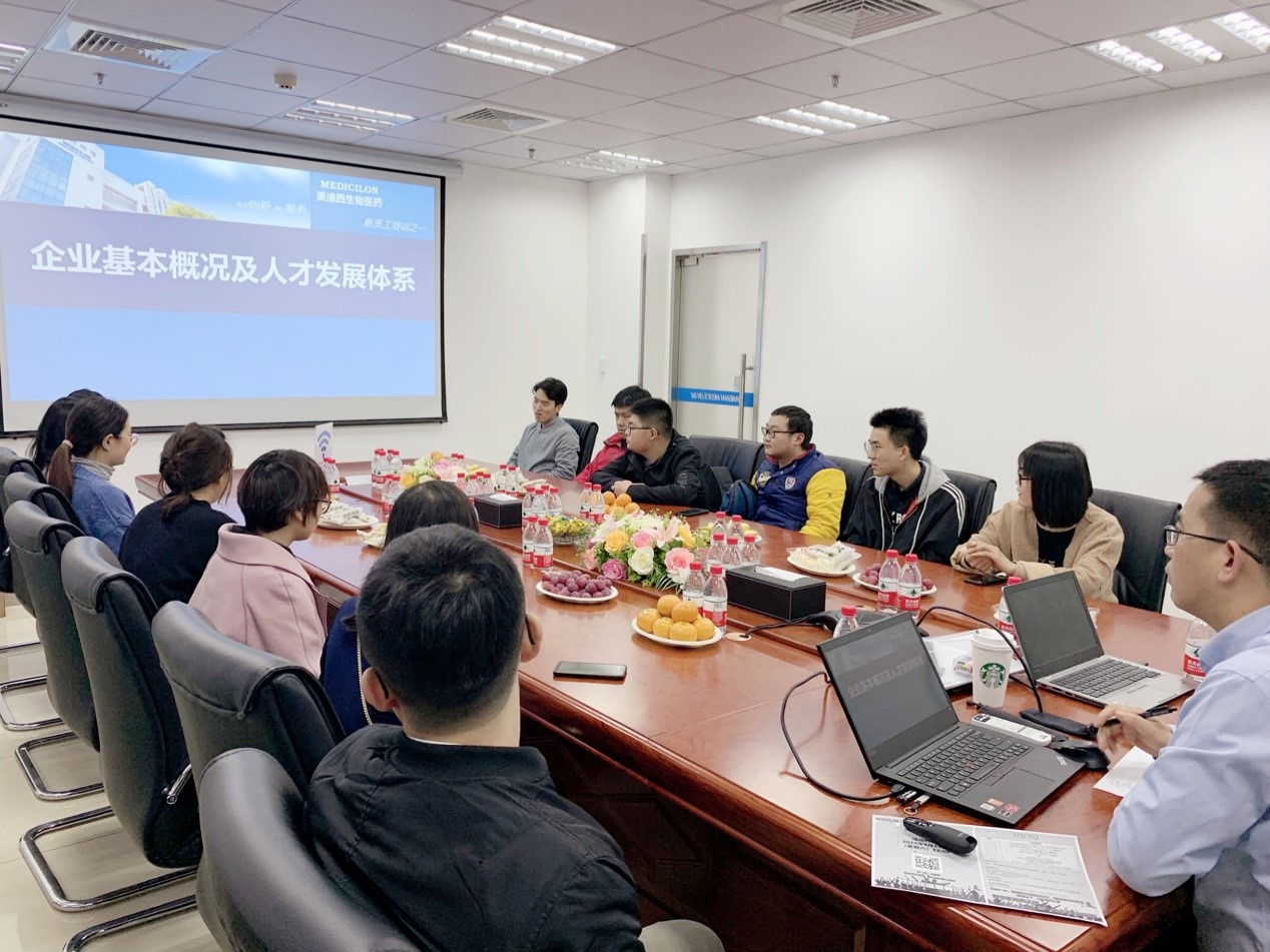 走进HJC黄金城平台，与学子共话成长