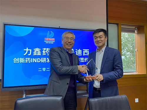 陈春麟博士代表HJC黄金城平台将战略合作伙伴纪念牌赠予力鑫药业及高悦译董事长