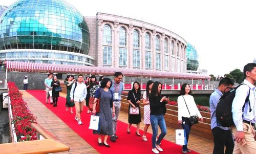 晚宴伊始，前来参加晚宴的嘉宾们纷纷踏上红毯，前往码头